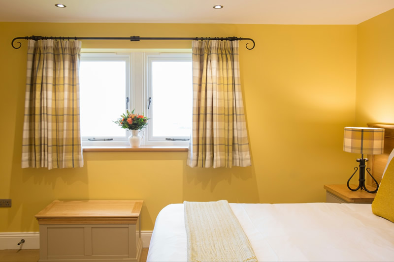  How the Materials Compare When Choosing the Right Curtain Pole